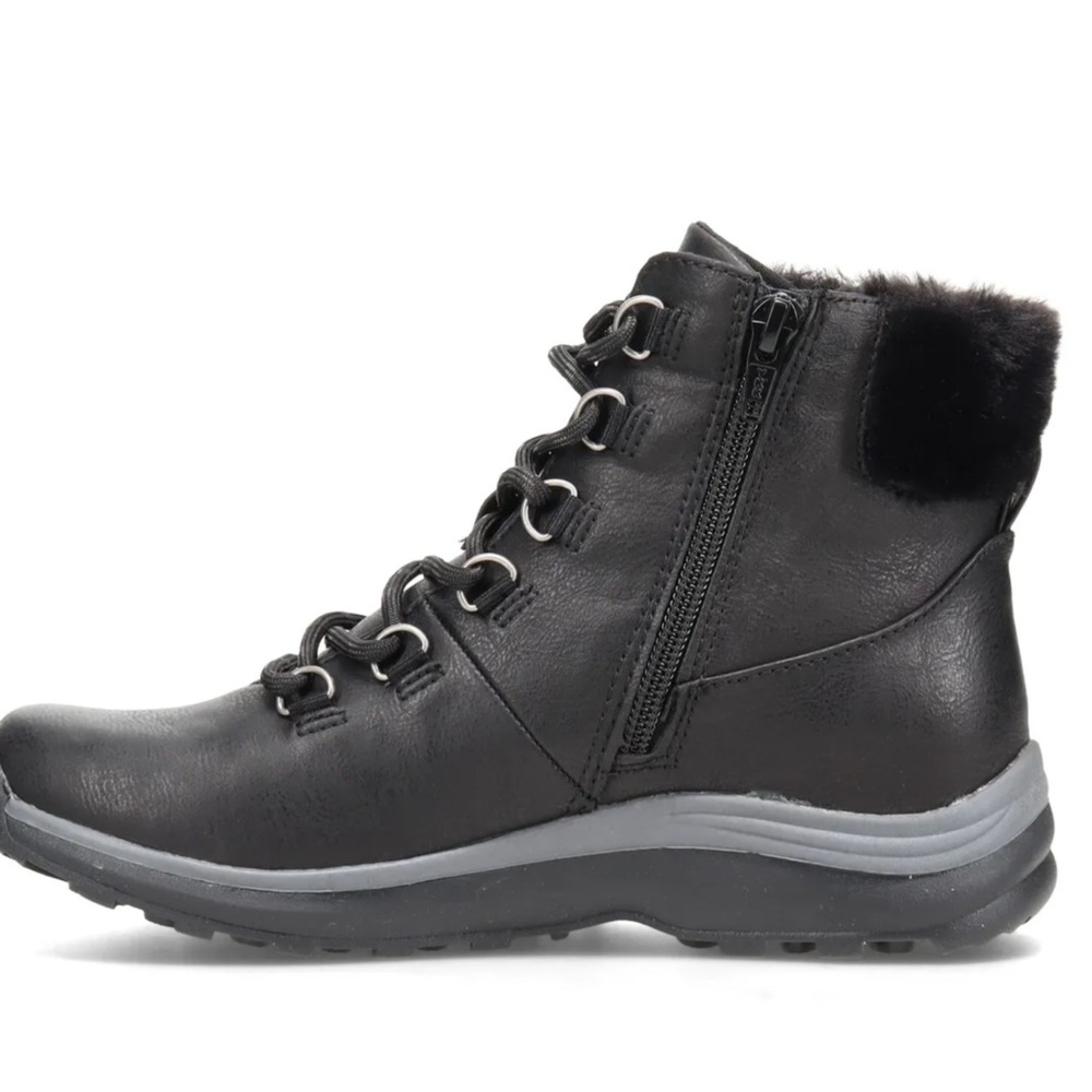 New Women’s Size 7M Boots by Baretraps